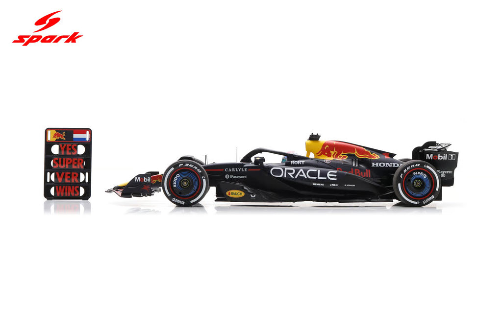 Pre-Order Oracle Red Bull Racing RB21 No.1 Winner Abu Dhabi GP 2025 Max Verstappen With pit board 1:18