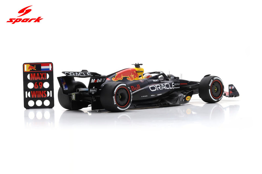 Pre-Order Oracle Red Bull Racing RB21 No.1 Winner Las Vegas GP 2025 Max Verstappen ( with pit board ) 1:18