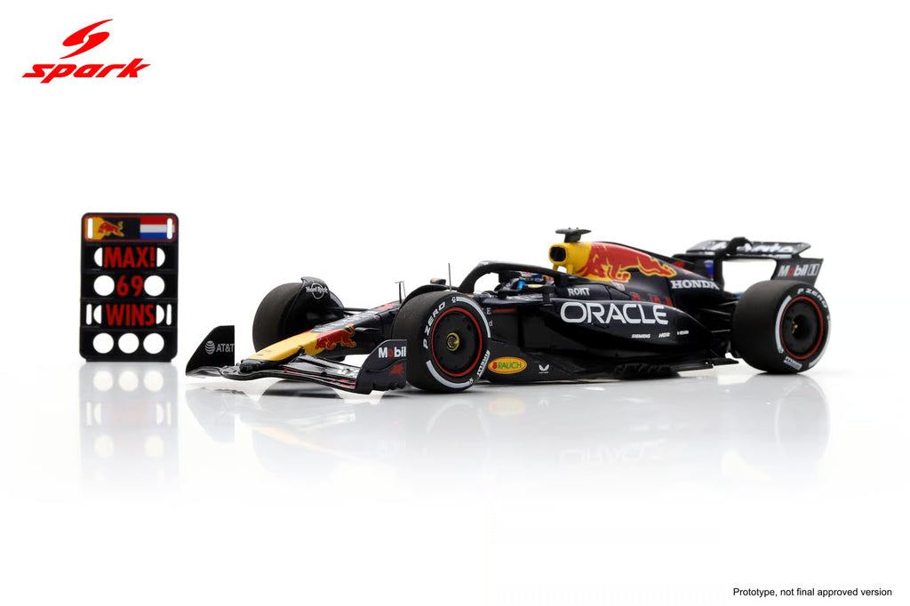 Pre-Order - Oracle Red Bull Racing RB21 No.1 Winner Las Vegas GP 2025 Max Verstappen ( with pit board ) 1:43