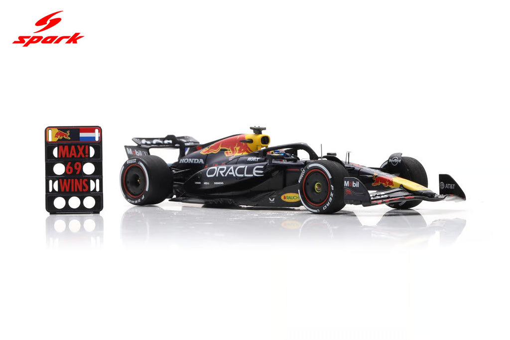 Pre-Order - Oracle Red Bull Racing RB21 No.1 Winner Las Vegas GP 2025 Max Verstappen ( with pit board ) 1:43