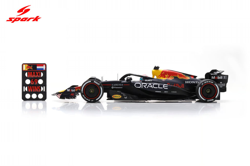 Pre-Order Oracle Red Bull Racing RB21 No.1 Winner Las Vegas GP 2025 Max Verstappen ( with pit board ) 1:18