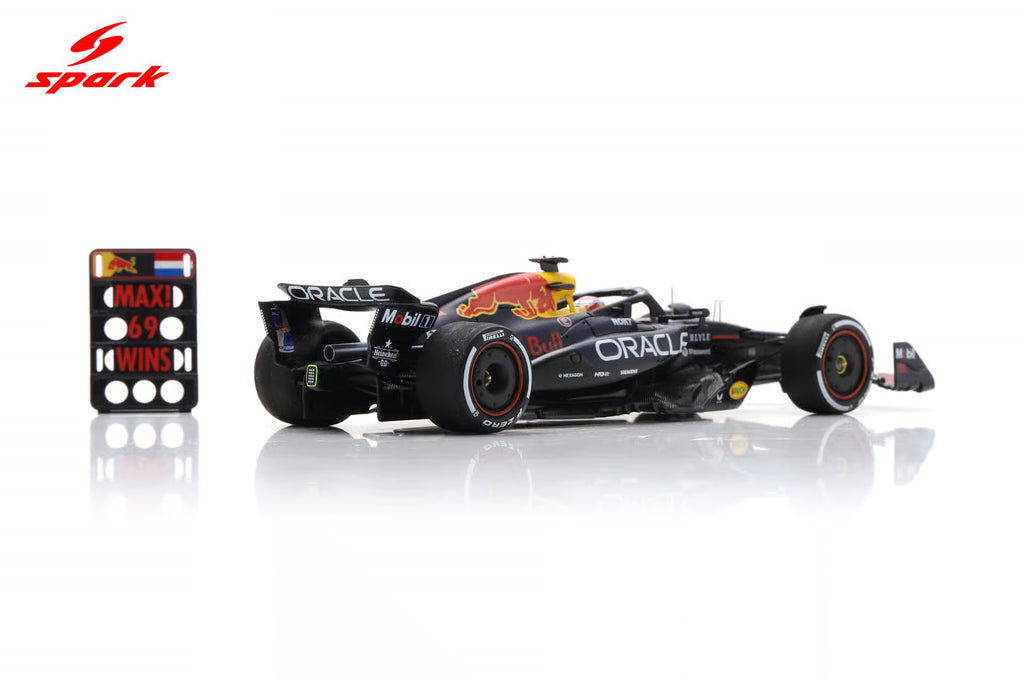 Pre-Order - Oracle Red Bull Racing RB21 No.1 Winner Las Vegas GP 2025 Max Verstappen ( with pit board ) 1:43