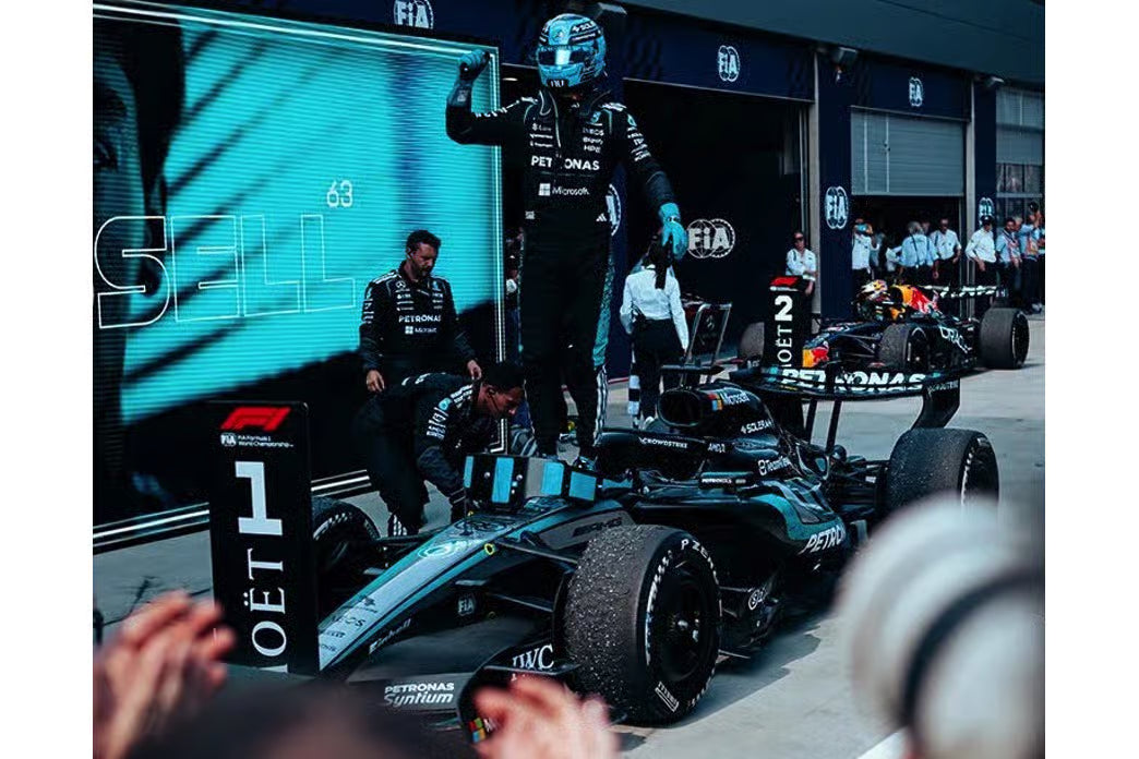 Pre-Order Mercedes-AMG Petronas Formula 1 Team W17 No.63 Winner Austrian GP 2026 George Russell (With number board) 1:43