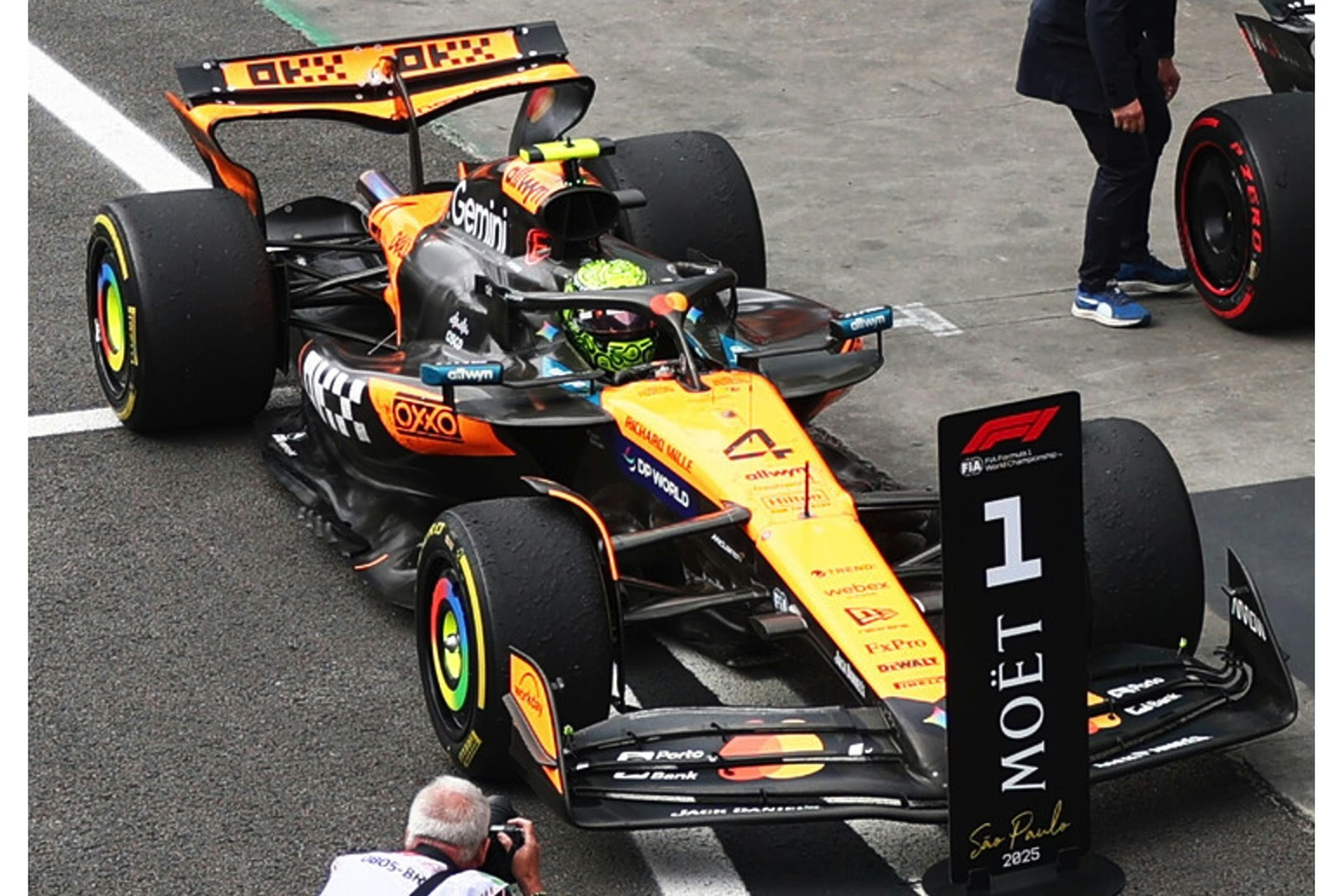 McLaren MCL39 No.4 Winner Brazilian GP 2025 Lando Norris (with number board) 1:43
