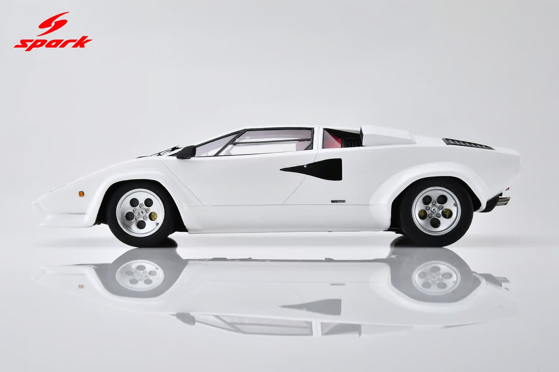 Pre-Order - Lamborghini Countach 5000 QV White 1:18