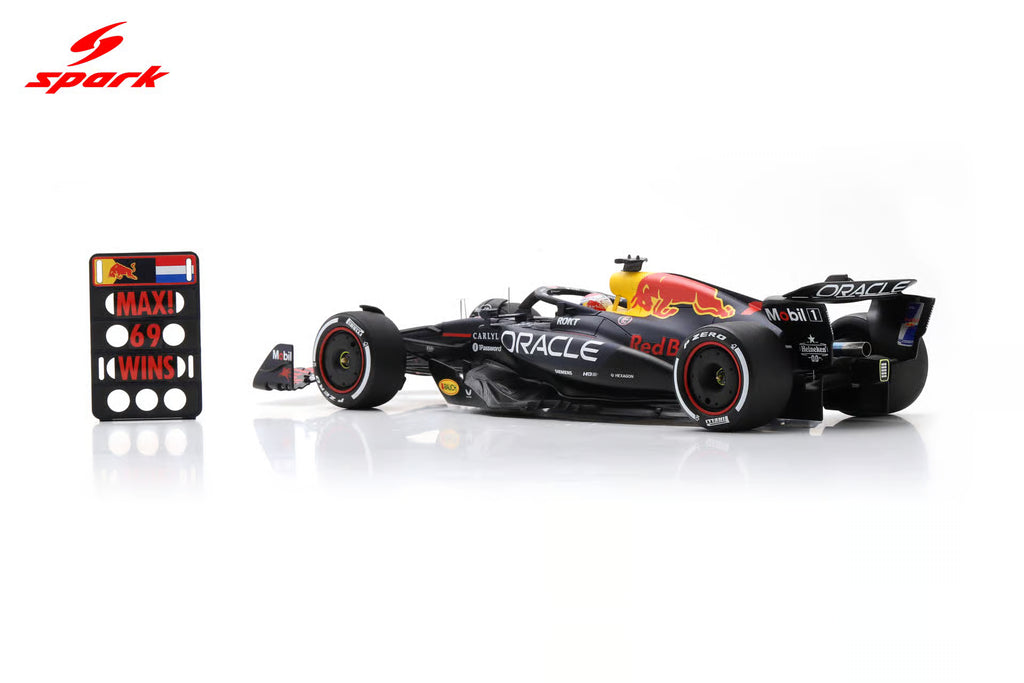 Pre-Order Oracle Red Bull Racing RB21 No.1 Winner Las Vegas GP 2025 Max Verstappen ( with pit board ) 1:18
