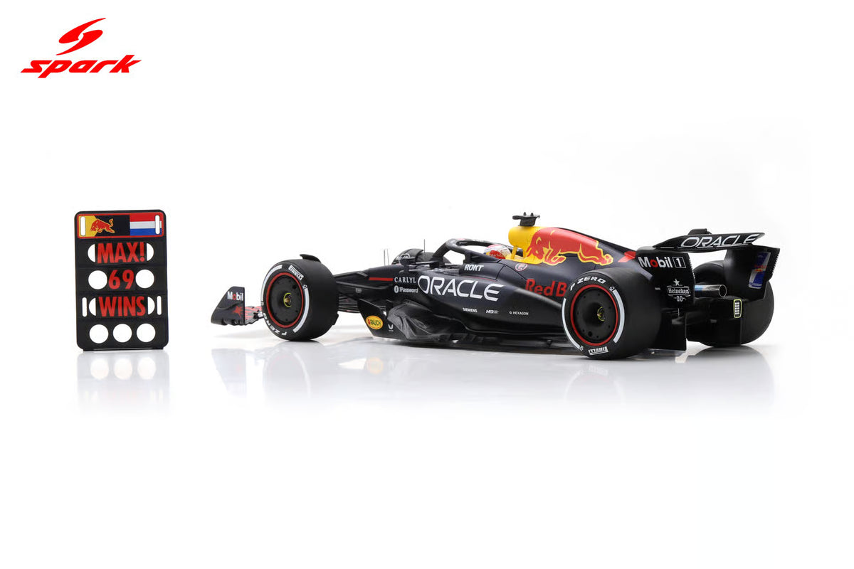 Pre-Order Oracle Red Bull Racing RB21 No.1 Winner Las Vegas GP 2025 Max Verstappen ( with pit board ) 1:18