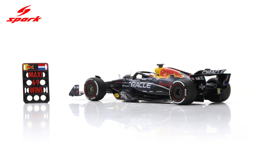 Pre-Order - Oracle Red Bull Racing RB21 No.1 Winner Las Vegas GP 2025 Max Verstappen ( with pit board ) 1:43