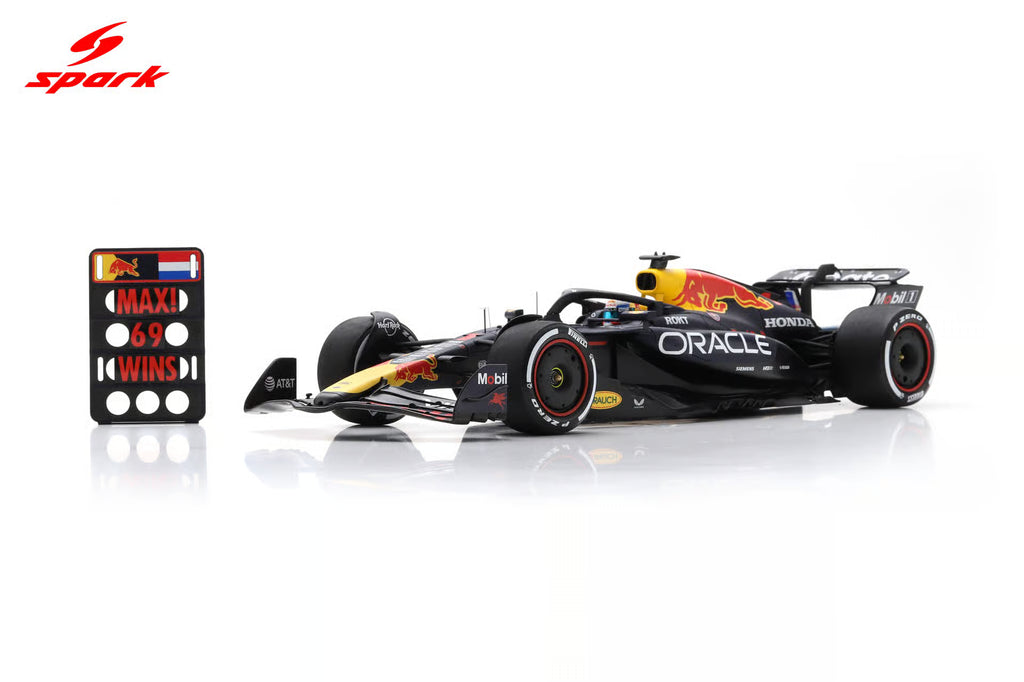 Pre-Order Oracle Red Bull Racing RB21 No.1 Winner Las Vegas GP 2025 Max Verstappen ( with pit board ) 1:18