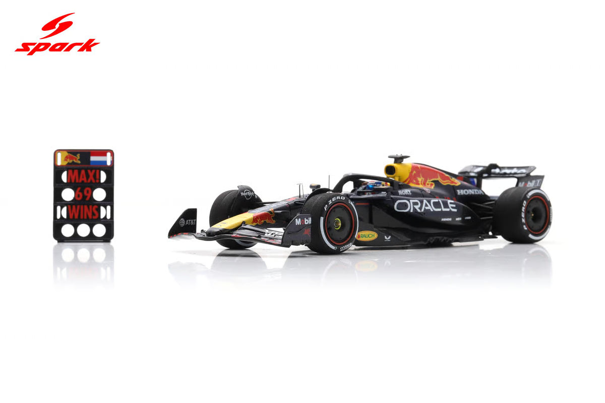 Pre-Order - Oracle Red Bull Racing RB21 No.1 Winner Las Vegas GP 2025 Max Verstappen ( with pit board ) 1:43