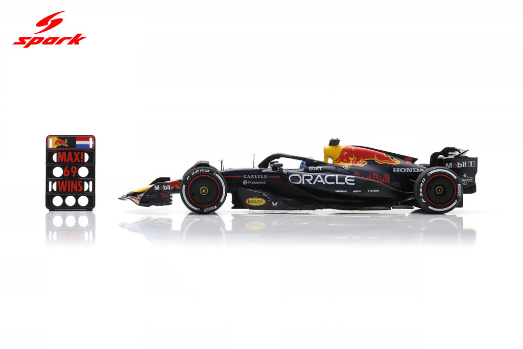 Pre-Order - Oracle Red Bull Racing RB21 No.1 Winner Las Vegas GP 2025 Max Verstappen ( with pit board ) 1:43