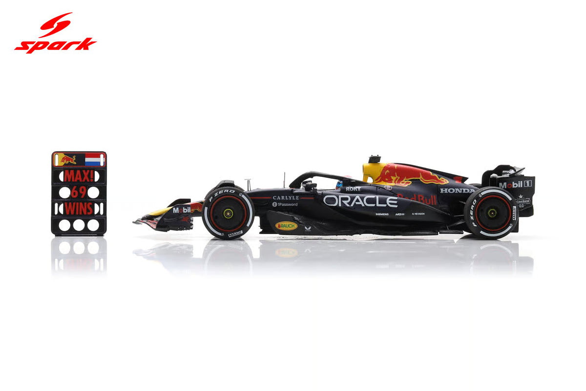 Pre-Order - Oracle Red Bull Racing RB21 No.1 Winner Las Vegas GP 2025 Max Verstappen ( with pit board ) 1:43
